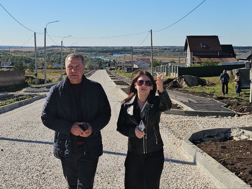 Магомед Вахабов посетил строительство новой дороги на улице Рыбацкой в Пронском районе