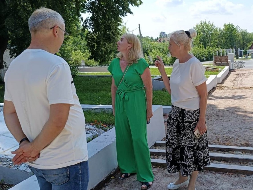 Светлана Ворнакова оценила ход ремонта парапетов памятника ленинградцам-блокадникам