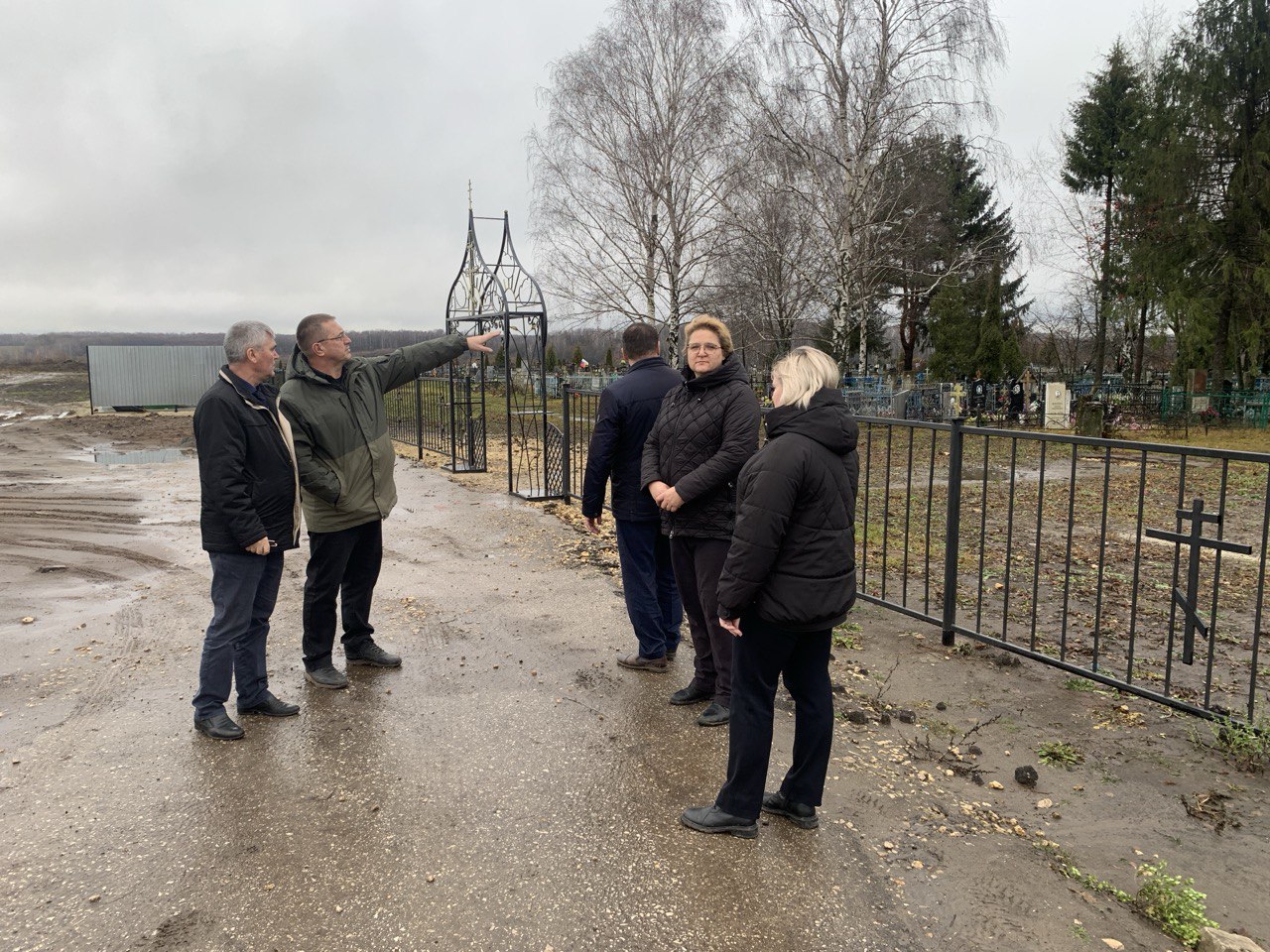 Единороссы провели проверку благоустройства кладбища в селе Истье Старожиловского района