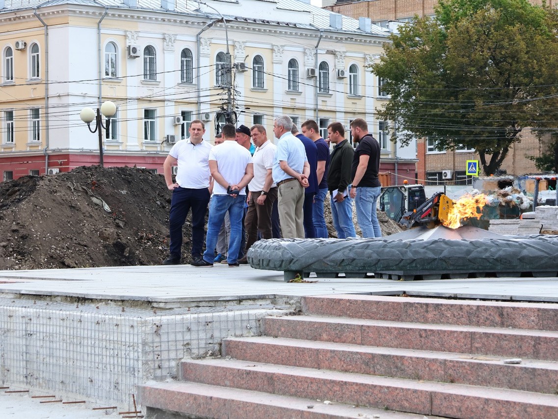 Виталий Артемов проверил ход реконструкции монумента и благоустройство прилегающей территории на площади Победы