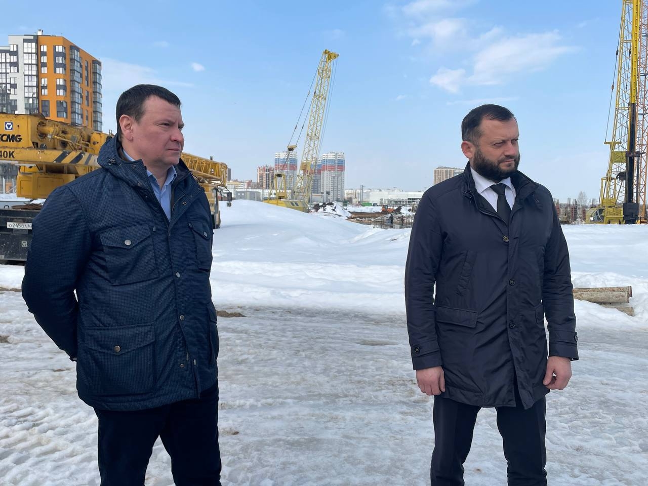 Владислав Фролов с партийным контролем посетил строительную площадку нового корпуса Дядьковской школы