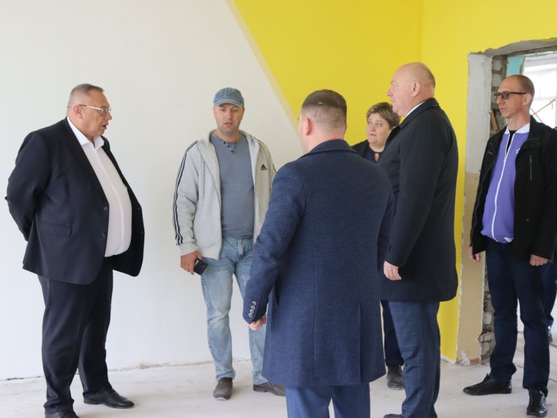 Партийный десант осмотрел площадку строительства новой школы на 960 мест в Касимовском округе