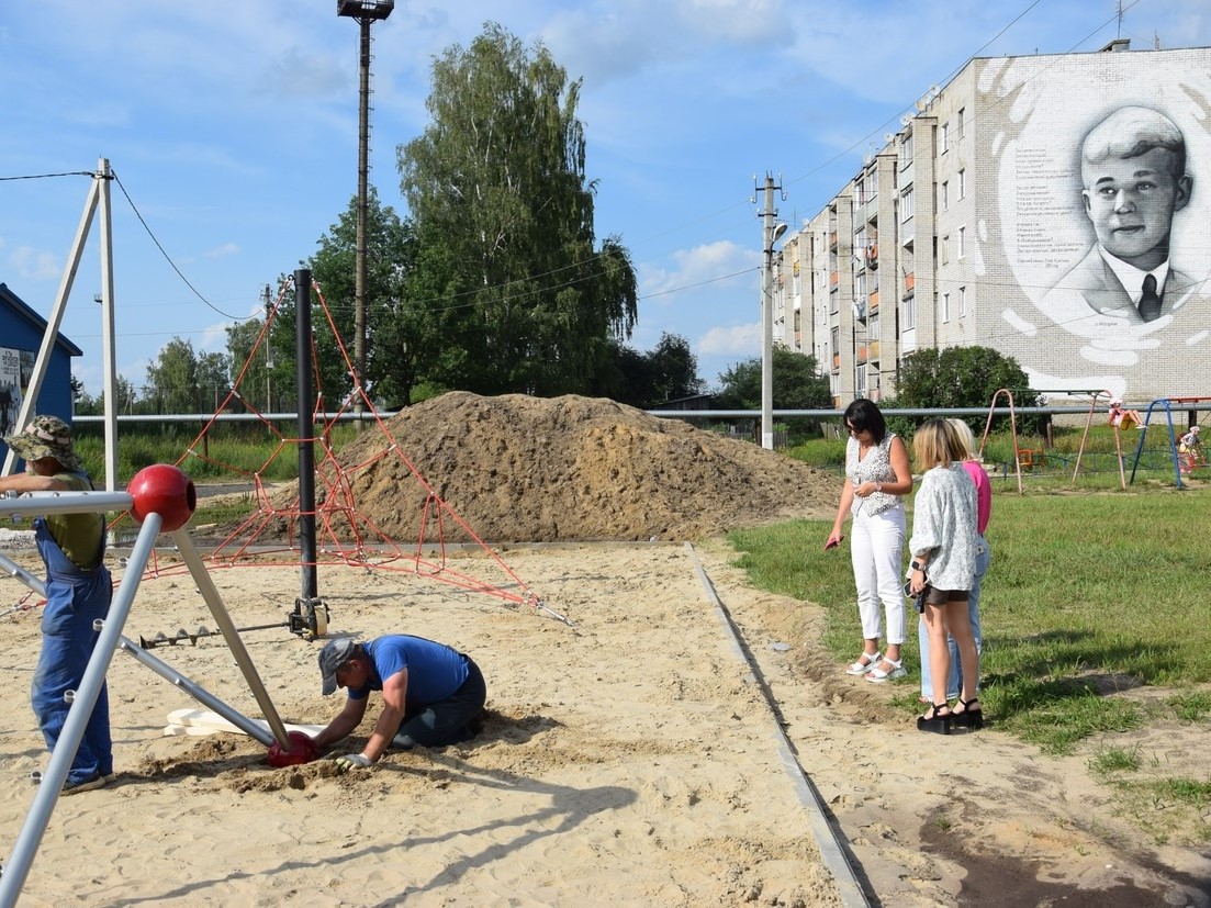 Народный контроль проверил ход строительства детской спортивной площадки в Спас-Клепиках