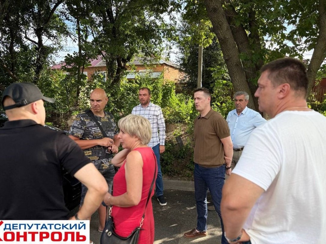 Партийный десант проверил ход капитального ремонта участка дороги от улицы Керамзавода до улицы Роща
