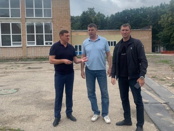 Сергей Еремин провел осмотр работ по обновлению системы освещения на стадионе «Локомотив» в Рязани