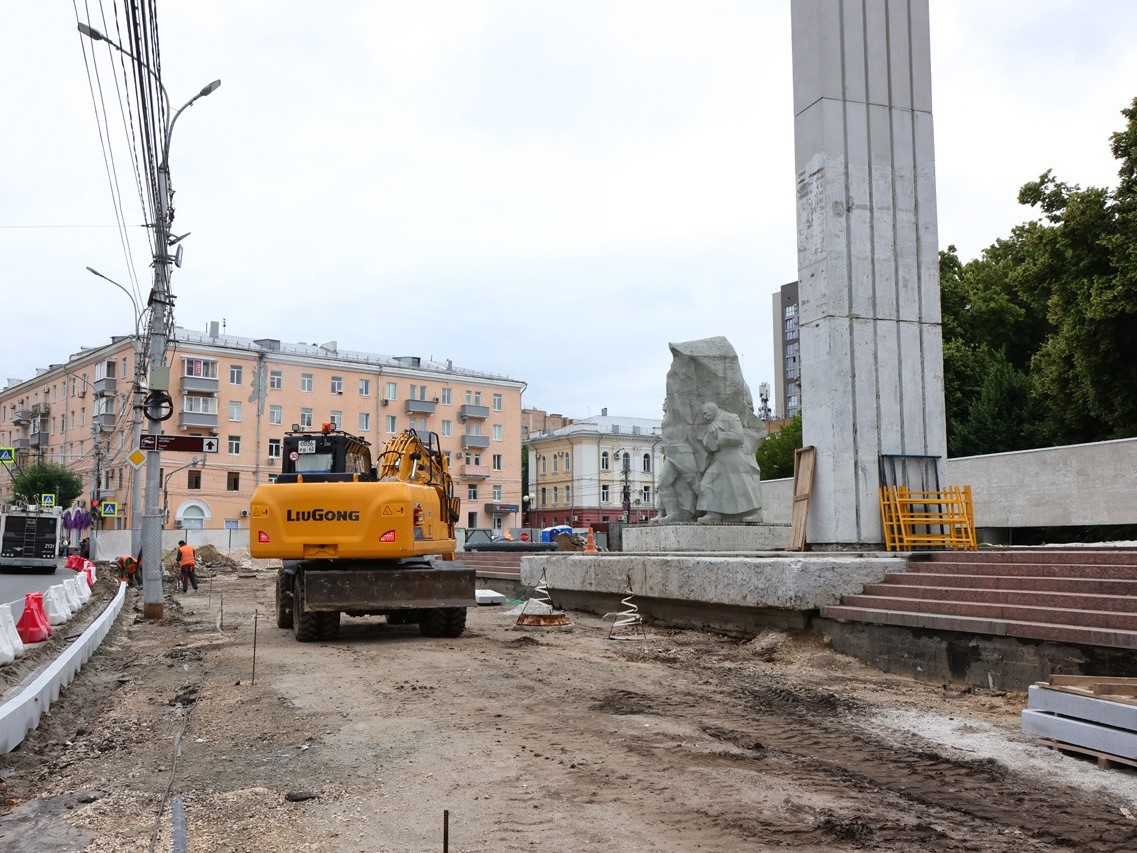 Виталий Артемов проконтролировал процесс благоустройства площади Победы