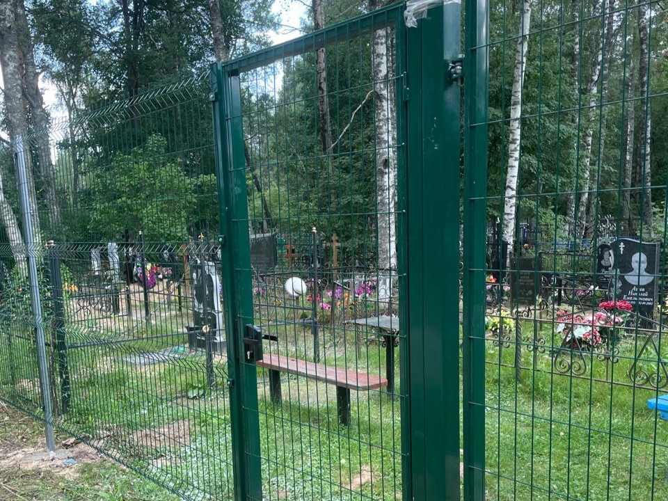 В селе Шеинки Клепиковского района установили забор вокруг кладбища