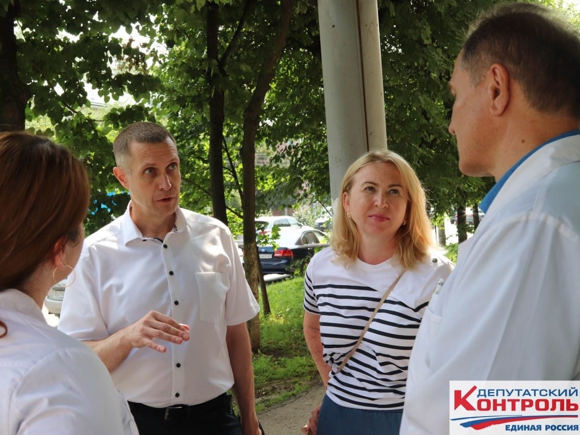 Роман Калинин и Светлана Ворнакова посетили поликлинику №12 с депутатским контролем