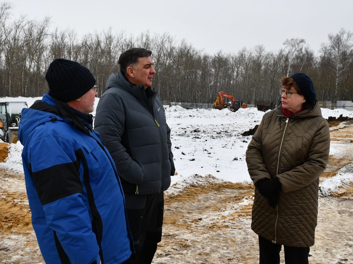 Партийный десант Сасовского округа оценил ход строительства стадиона в парке «40 лет ВЛКСМ»