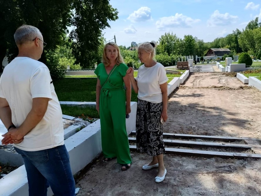Светлана Ворнакова оценила ход ремонта парапетов памятника ленинградцам-блокадникам