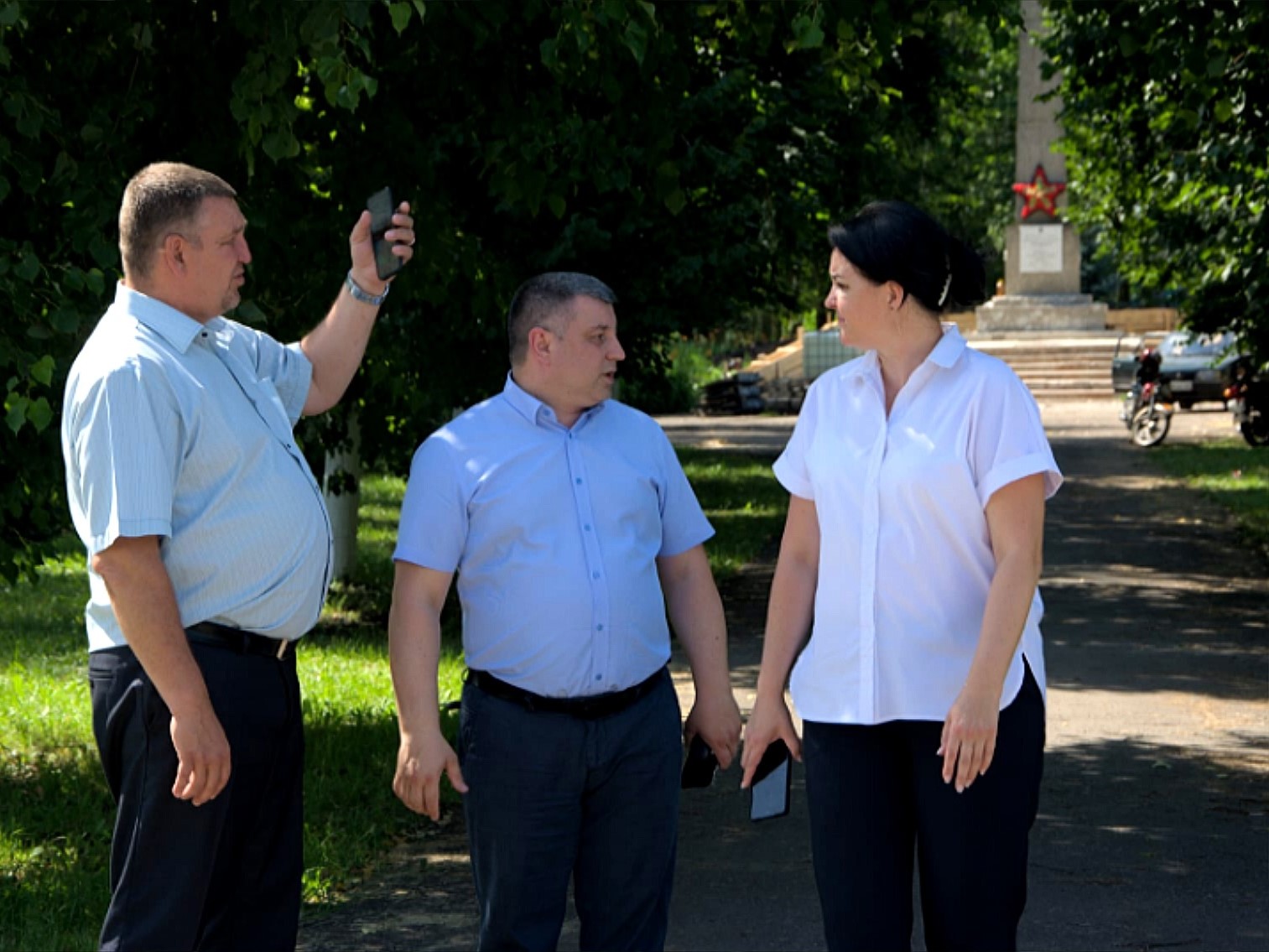 Юлия Феоктистова оценила ход благоустройства парка Победы в Сараевском районе
