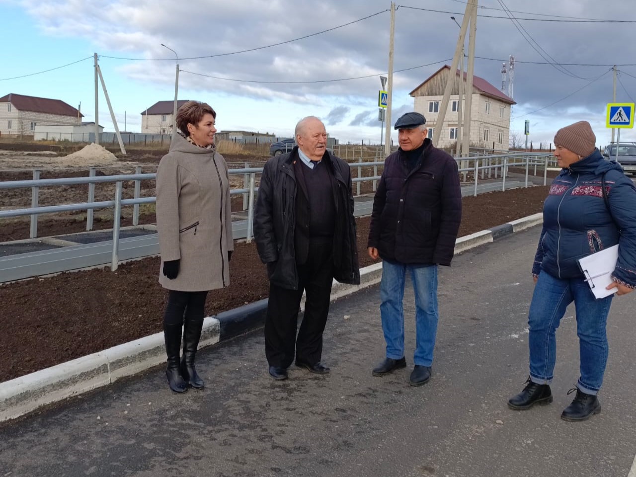 Юрий Плугин совместно с Ольгой Шароновой проверили завершение строительства новой автомобильной дороги на улице Рыбацкой в Пронском районе