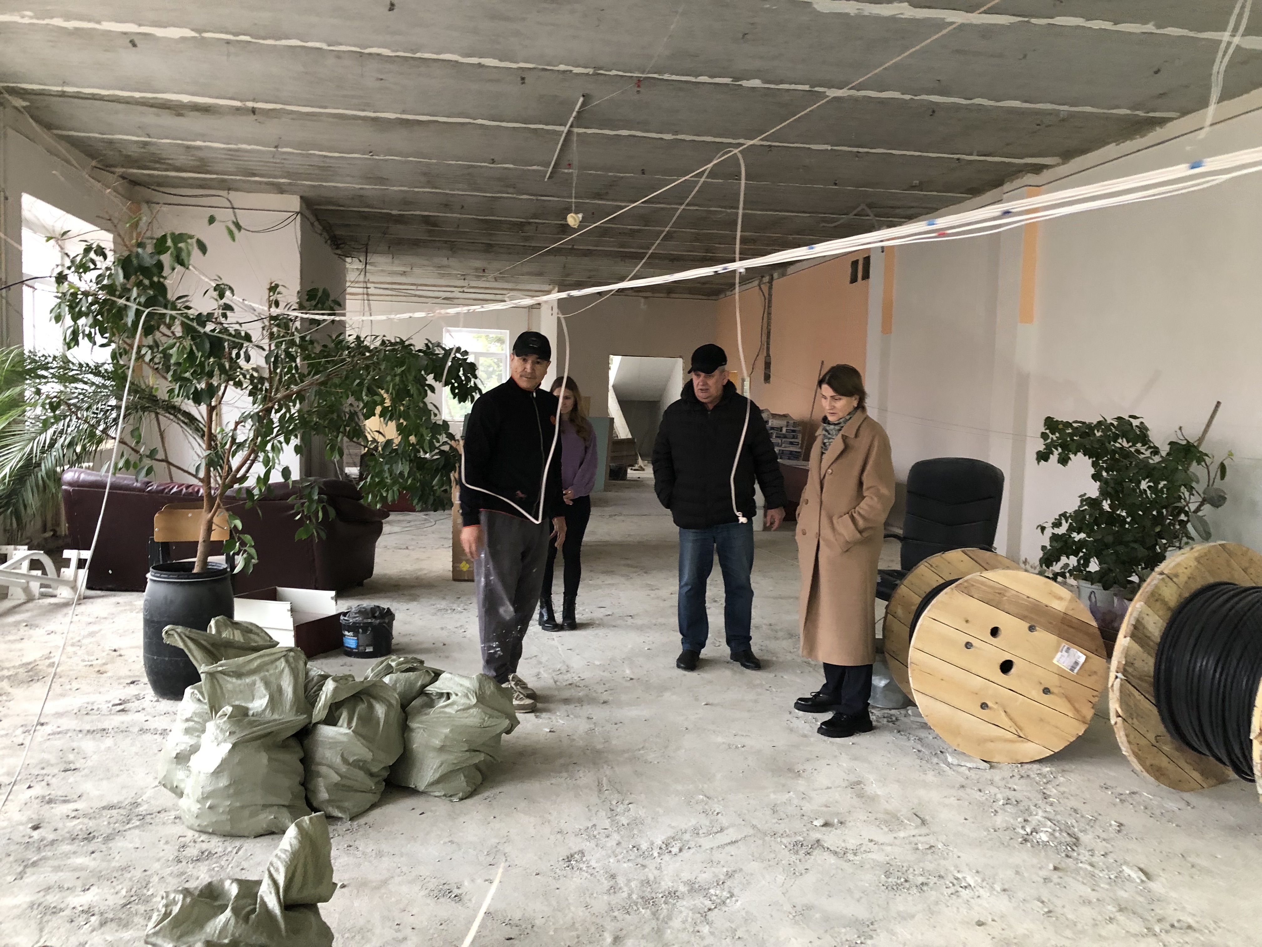 Партийный десант посетил районный Дворец культуры в поселке Александро-Невский