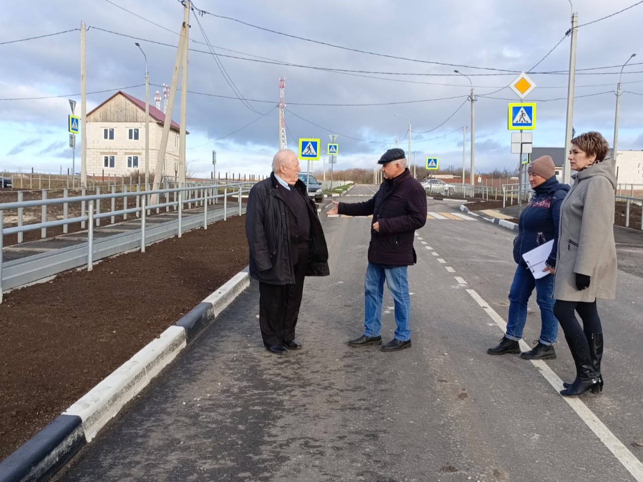 Юрий Плугин совместно с Ольгой Шароновой проверили завершение строительства новой автомобильной дороги на улице Рыбацкой в Пронском районе