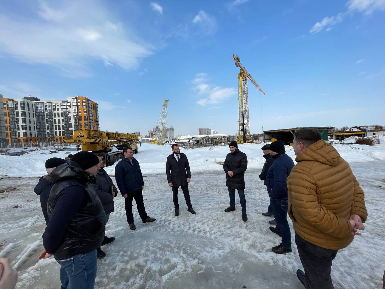 Владислав Фролов с партийным контролем посетил строительную площадку нового корпуса Дядьковской школы