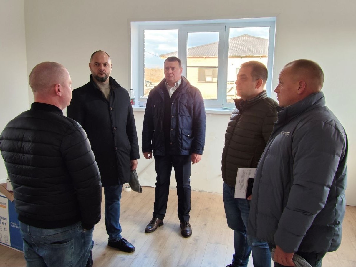 Владислав Фролов проконтролировал ход строительства малоэтажного жилого комплекса в Рязанском районе