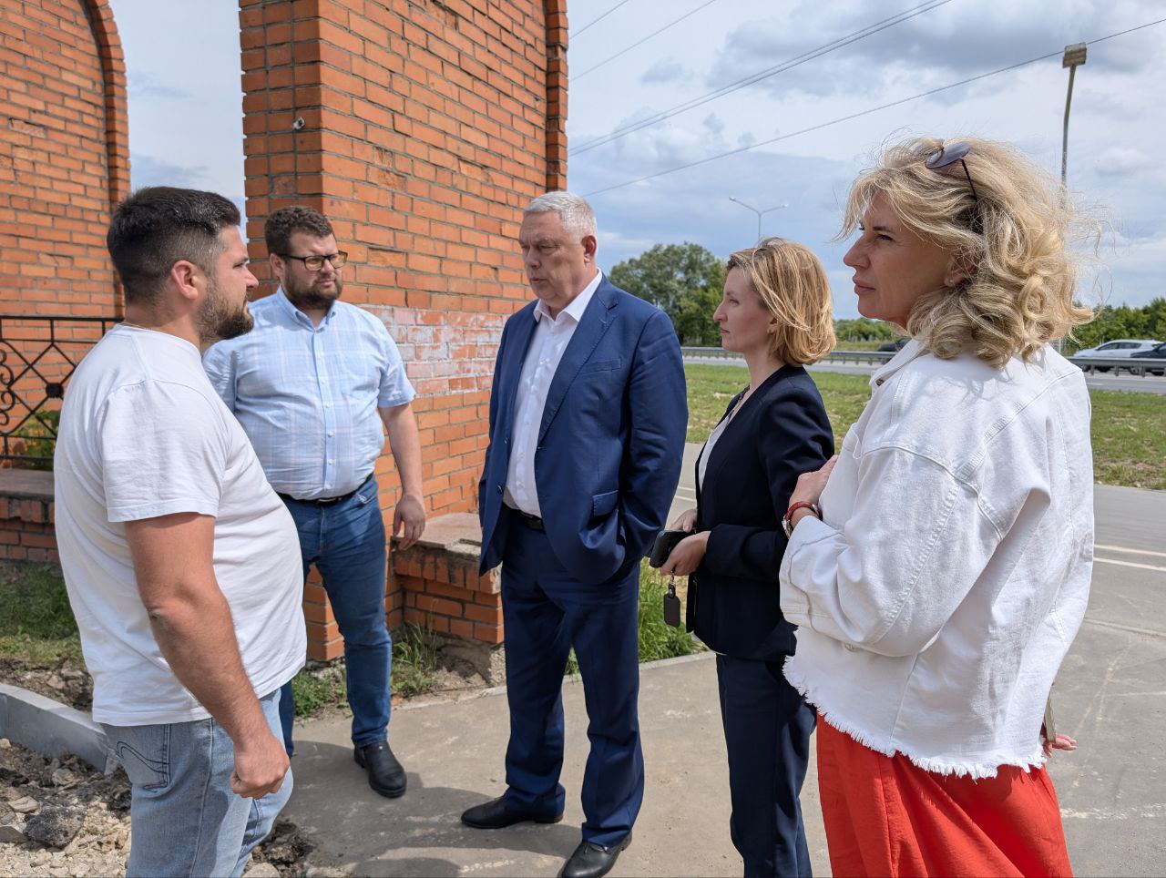 Единороссы проверили ход работ в Парке Морской Славы и школе №35