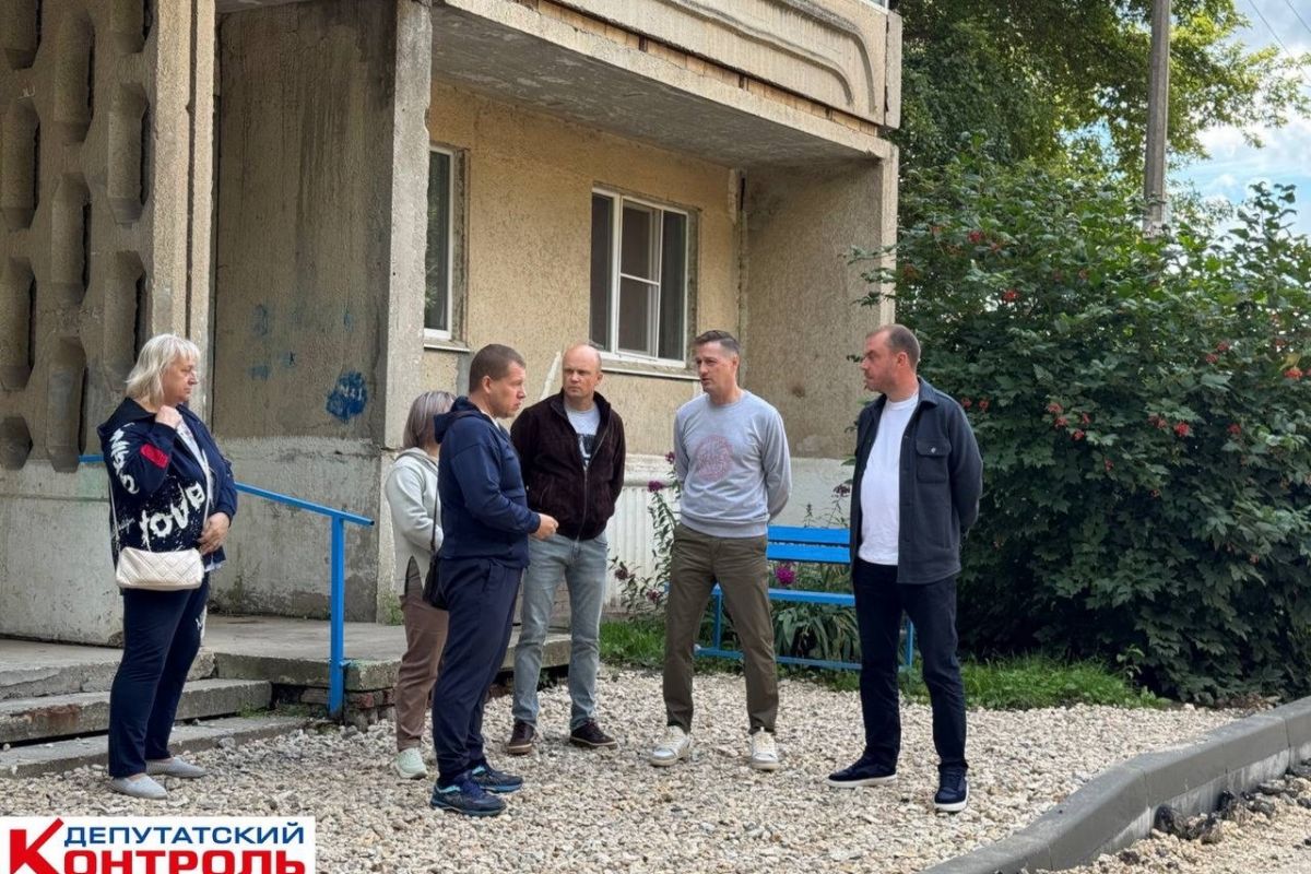 Партийный десант проверил выполнение работ во дворе дома 14 на улице Кирпичного завода