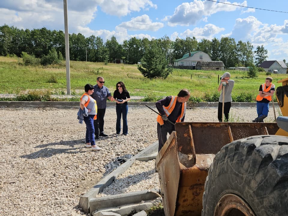 Магомед Вахабов посетил строительство новой дороги на улице Рыбацкой в Пронском районе