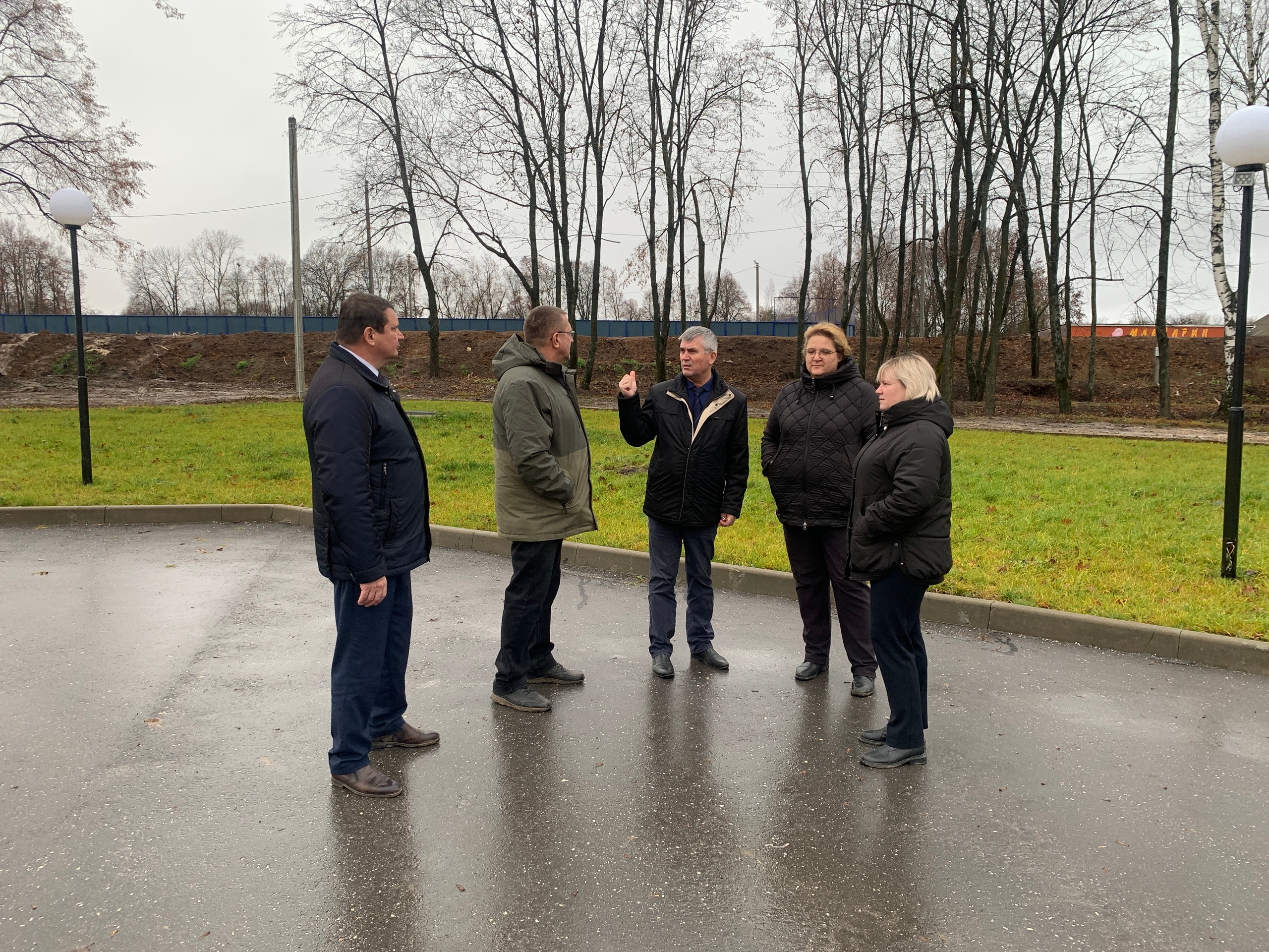 Партийцы проконтролировали ход работ на хоккейной площадке в Старожиловском районе