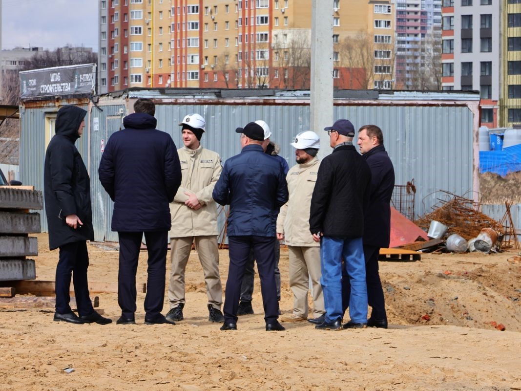 Виталий Артемов ознакомился с ходом строительства детского сада в районе Метропарка
