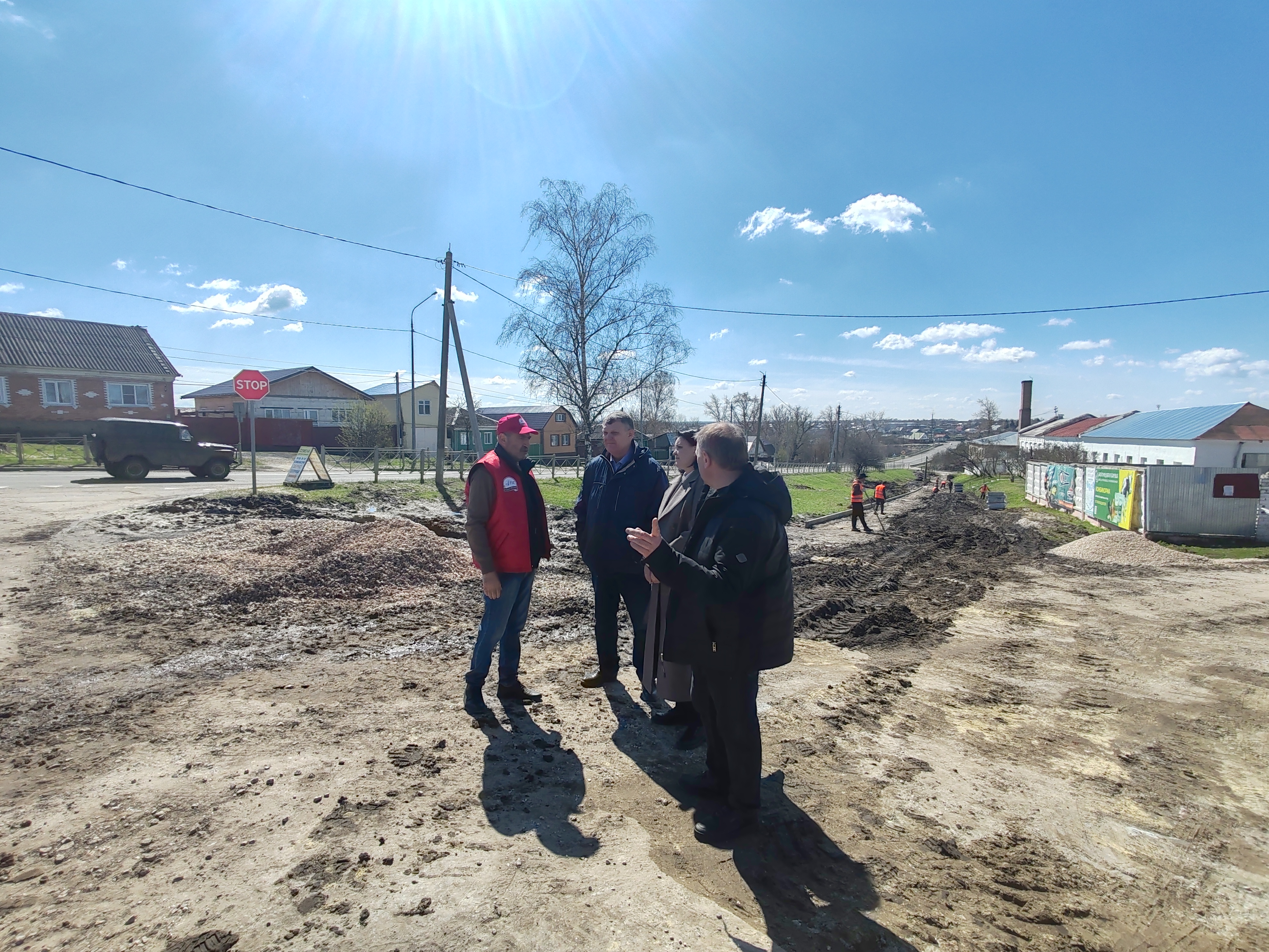 Юлия Феоктистова и Владимир Материкин осмотрели как проходит благоустройство набережной реки Шача в Шацком округе