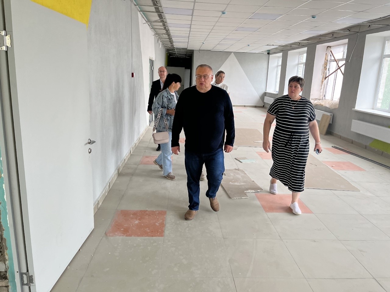 Иван Бахилов оценил ход капитальных ремонтов Гусевской средней школы, школы №4, а также строительство новой школы на 960 мест