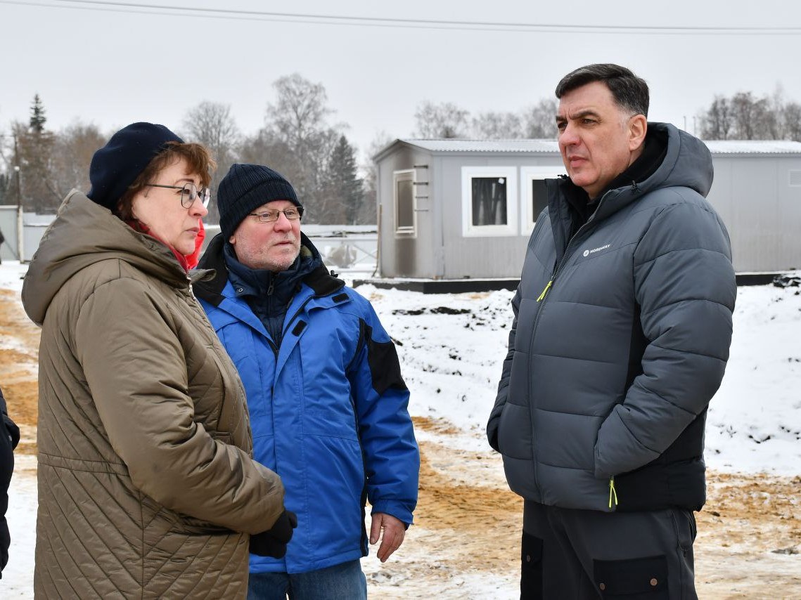 Партийный десант Сасовского округа оценил ход строительства стадиона в парке «40 лет ВЛКСМ»