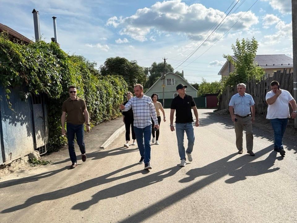 Партийный десант проверил ход капитального ремонта участка дороги от улицы Керамзавода до улицы Роща