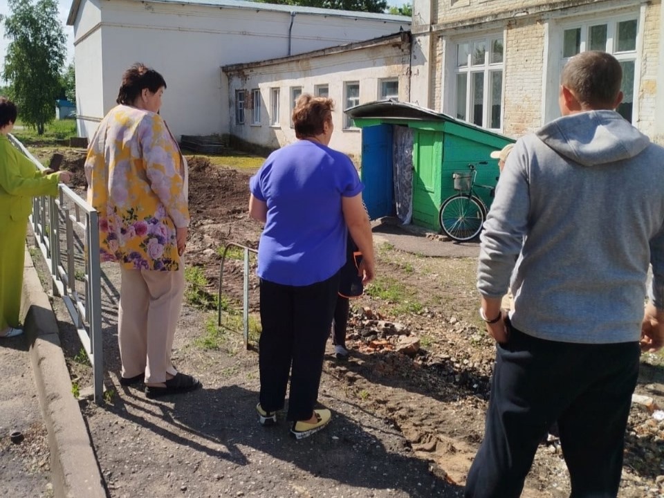 В Сасовском округе партийный десант проинспектировал ход работ по благоустройству территории Староберезовской школы