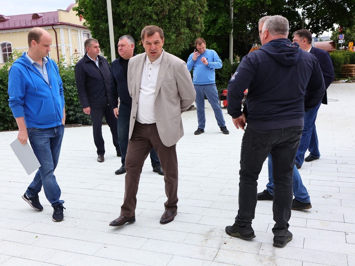 Партийный десант осмотрел ход благоустройства территории сквера у вокзала «Рязань 2»