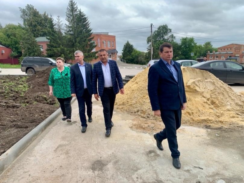 Единороссы смотрели ход работ в сквере, расположенном рядом с административным зданием Старожиловского района
