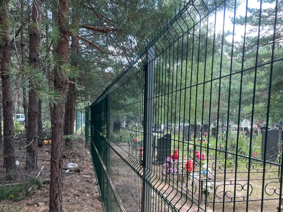 В селе Шеинки Клепиковского района установили забор вокруг кладбища