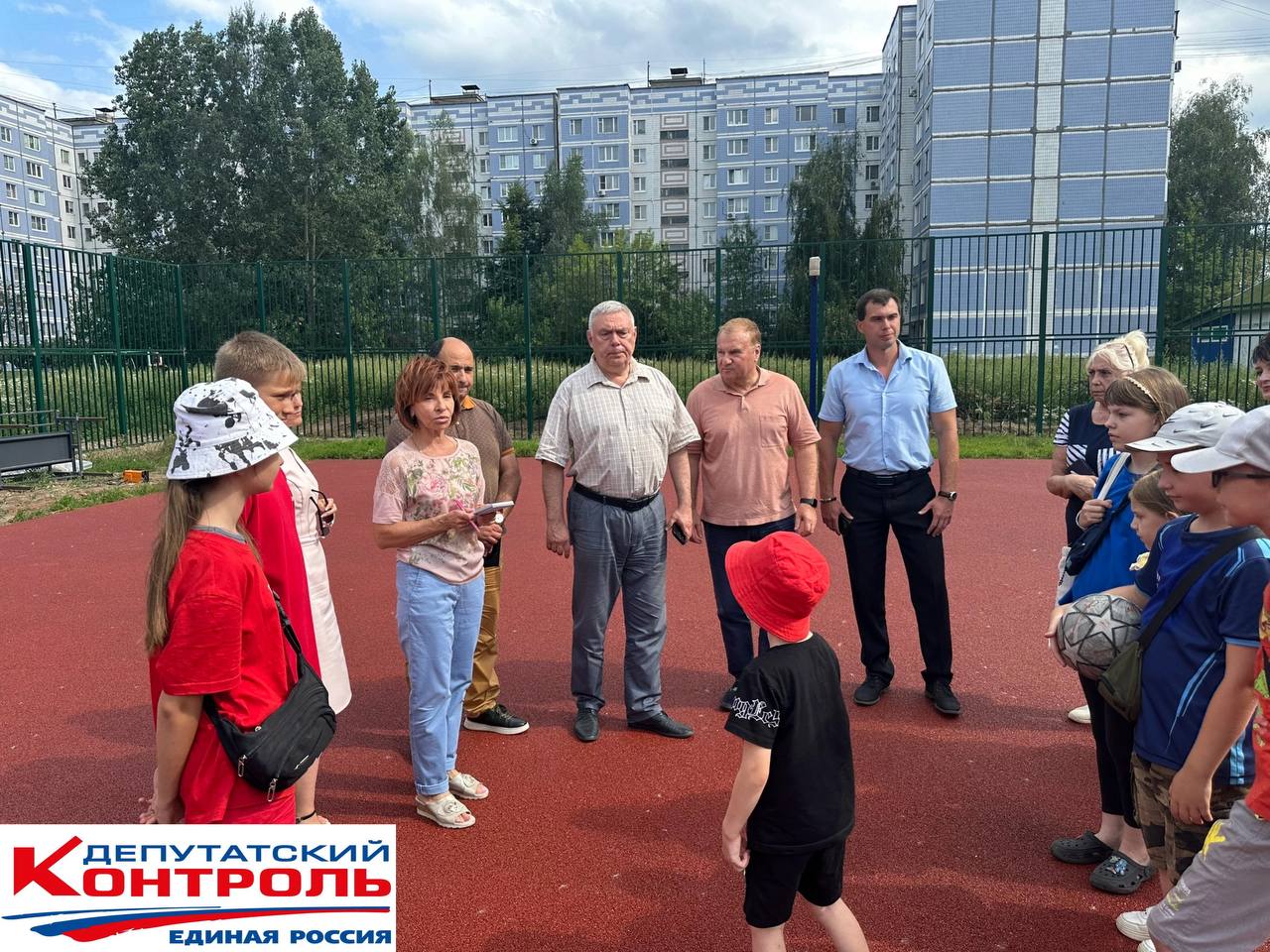 Единороссы в рамках депутатского контроля оценили ход ремонта и строительства спортивных площадок