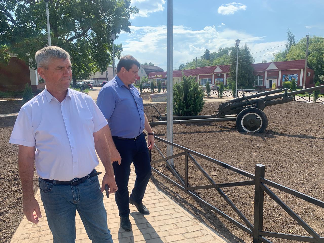 Единороссы проконтролировали процесс благоустройства сквера, расположенного рядом с административным зданием Старожиловского района