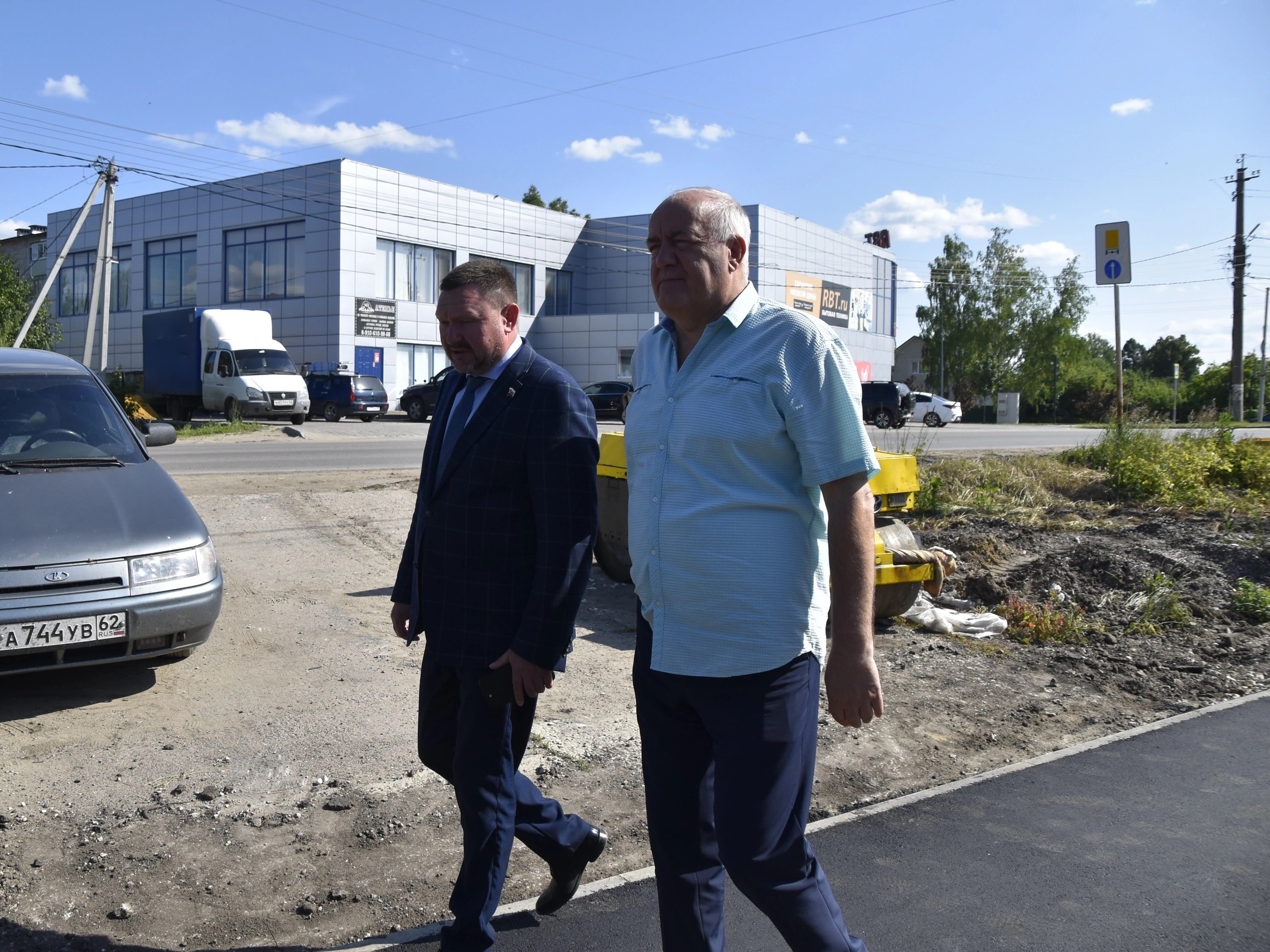 Партийный десант Сасовского округа проверила ход ремонта дороги на улице Революции