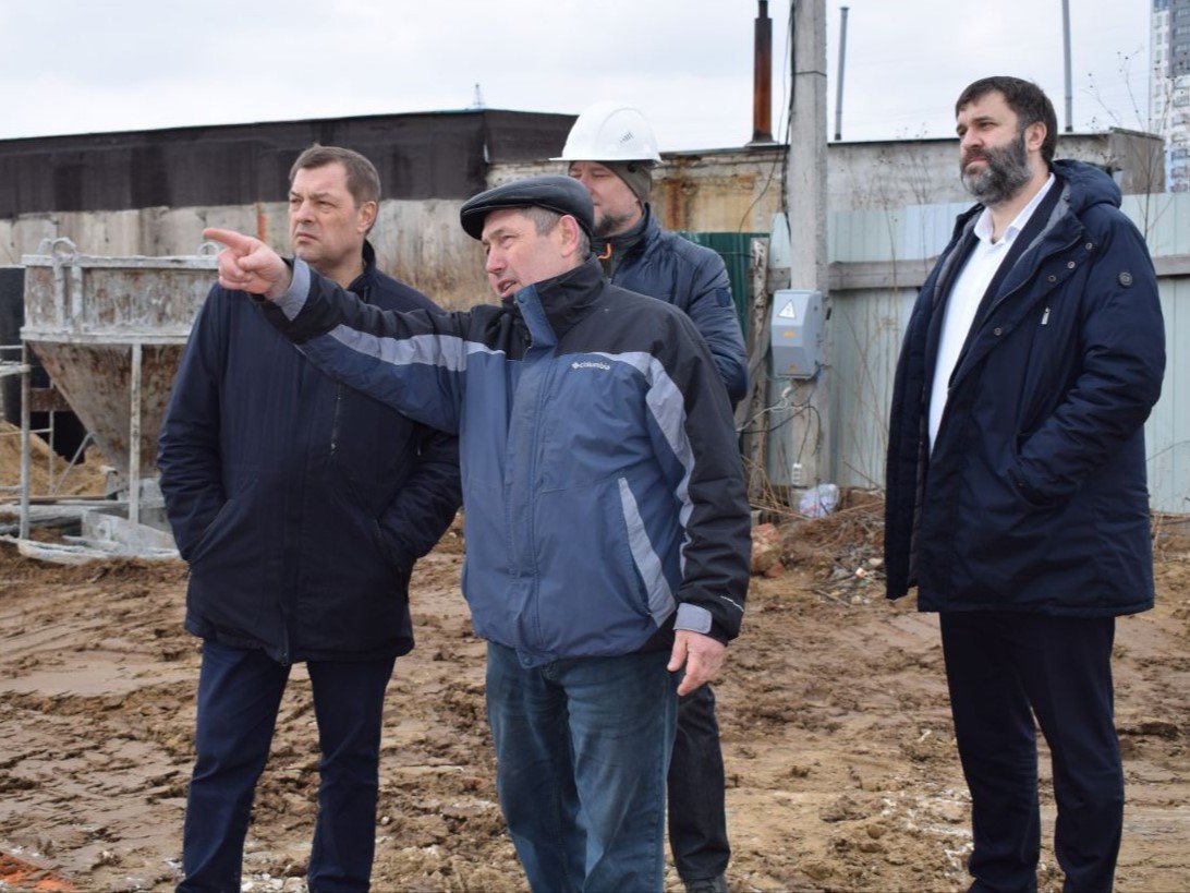 Виталий Артемов проверил ход строительства школы в Олимпийском городке
