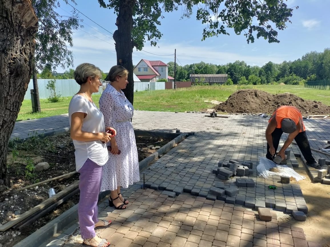 Партийный десант проконтролировал выполнениее работ по благоустройству сквера Победы в р.п. Гусь-Железный Касимовского округа